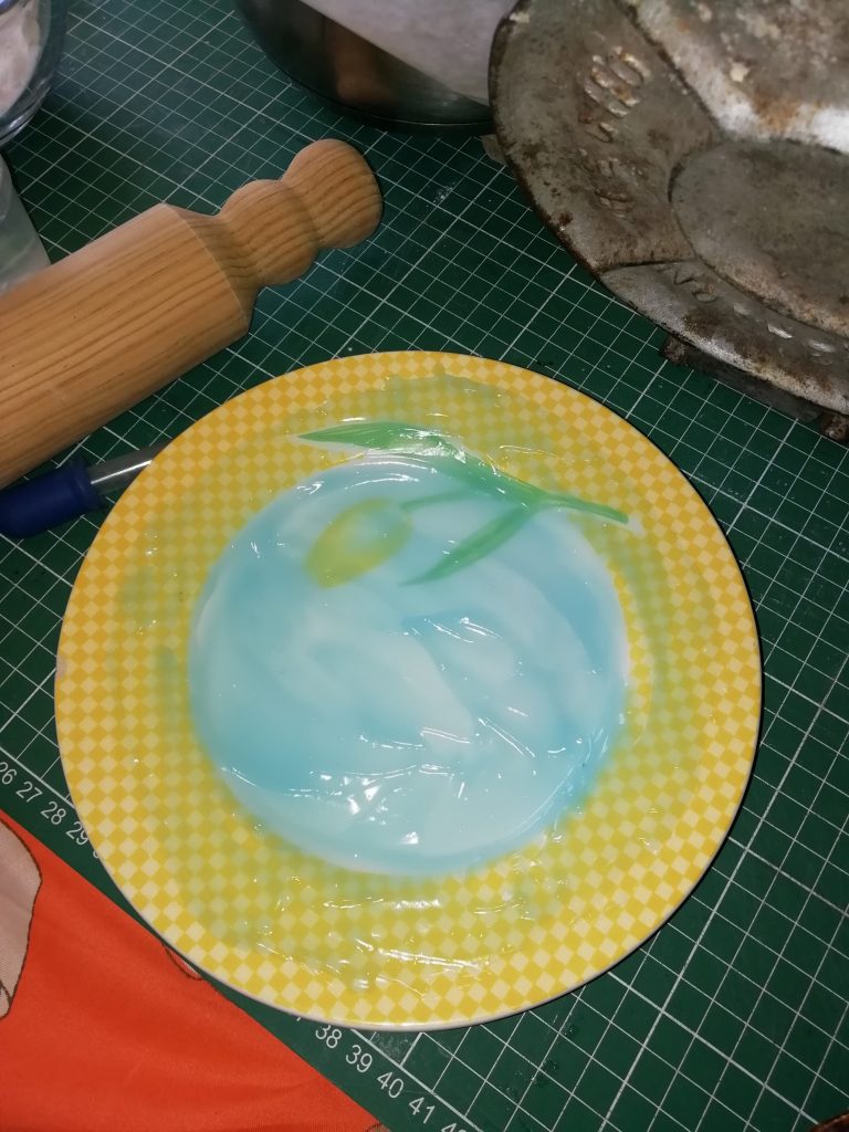 Otra porción se distribuye en el plato de cerámica