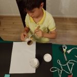 IMG. 6 PINTANDO EL CONO DE PAPEL.