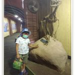 Miguel Angel Bautista Barrera con un fosil de T-Rex