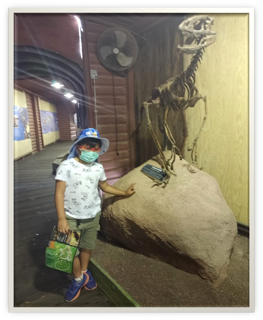 Miguel Angel Bautista Barrera con un fosil de T-Rex
