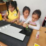 1.Mayari, Paula y Ellen con la maqueta