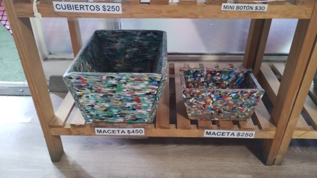 Maceta a la venta en banco de tapitas realizado con plástico reciclado
