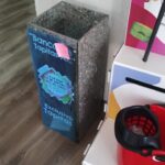 Contenedor de tapitas en banco de tapitas realizado con plástico reciclado