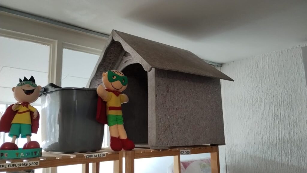 Casa de perro a la venta en banco de tapitas realizado con plástico reciclado