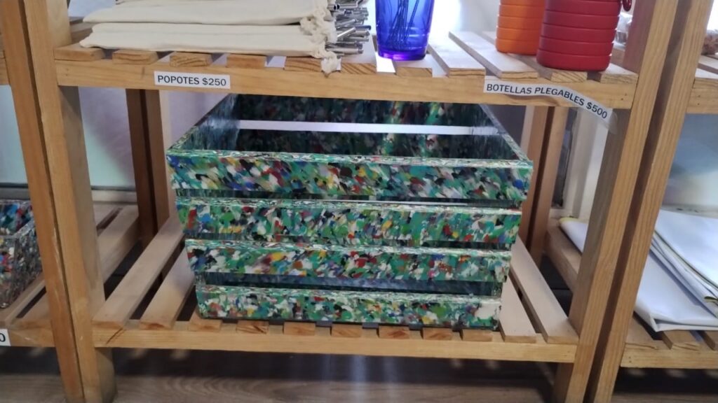 Maceta a la venta en banco de tapitas realizado con plástico reciclado