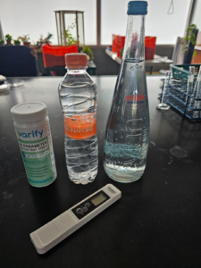 Fig. 16 Materiales para la práctica de composición físico - química.
